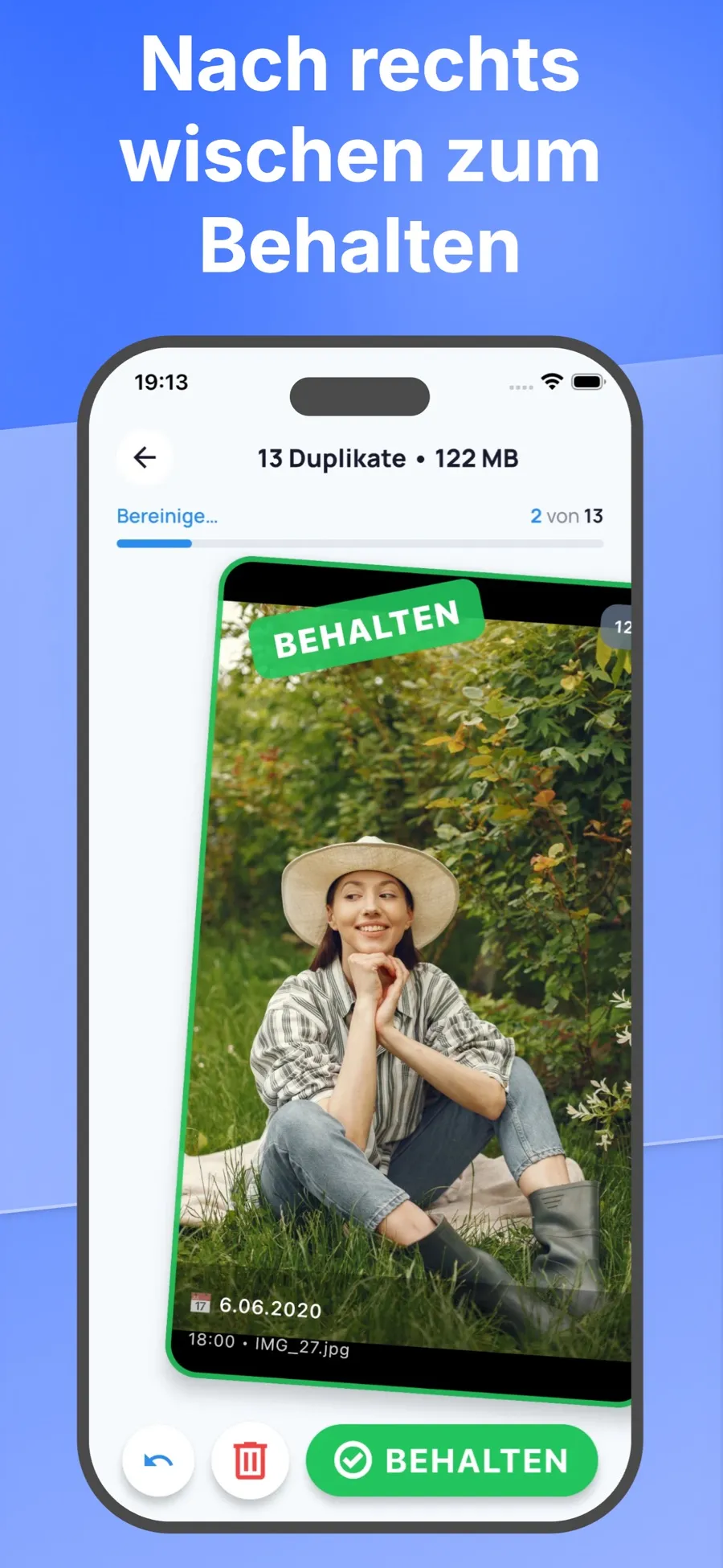 Wisch-Bildschirm mit einem nach rechts geneigten Foto unter dem Stempel „Behalten“.