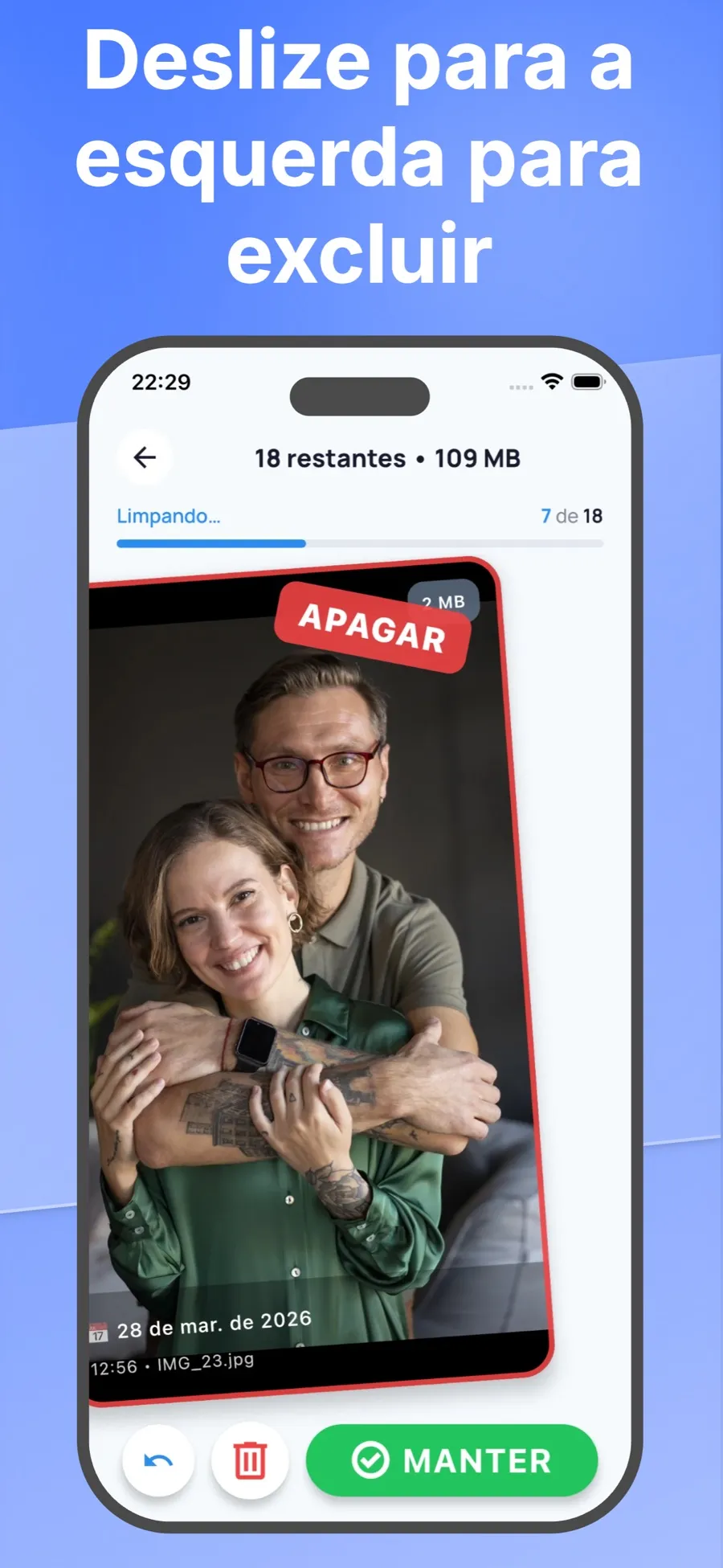 Tela com uma foto inclinada para a esquerda sob o selo Apagar.